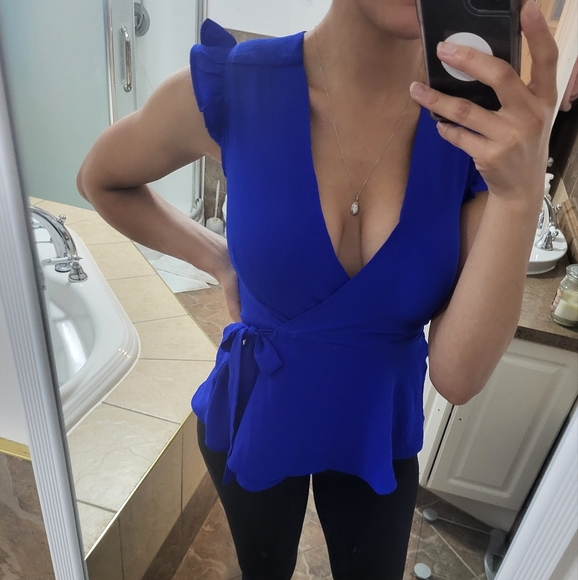 Blue wrap blouse with ruffled sleeves/ Blouse cache-coeur bleu manche à volant - Picture 1 of 6